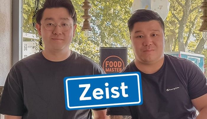 Da Lin en Michael Zhou, de nieuwe eigenaren van Foodmaster Zeist, bij hun cafetaria aan de Noordweg 1. Ze nemen het na 34 jaar over van Geurs en brengen hun lekkerste snacks en friet naar Zeist
